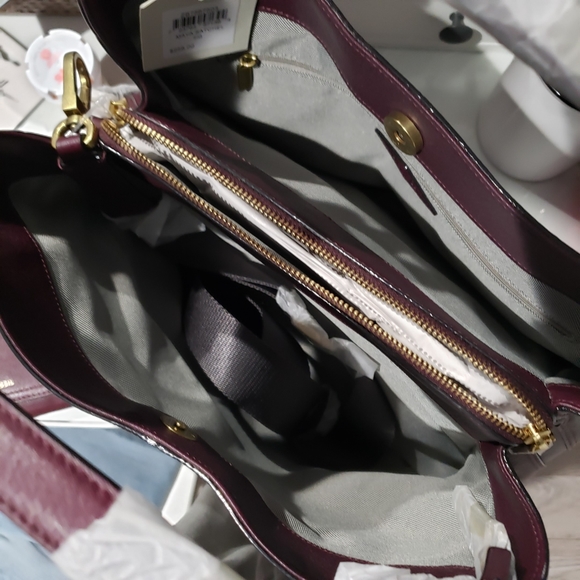 Plum Fossil Handbag and matching Wallet - Picture 5 of 7